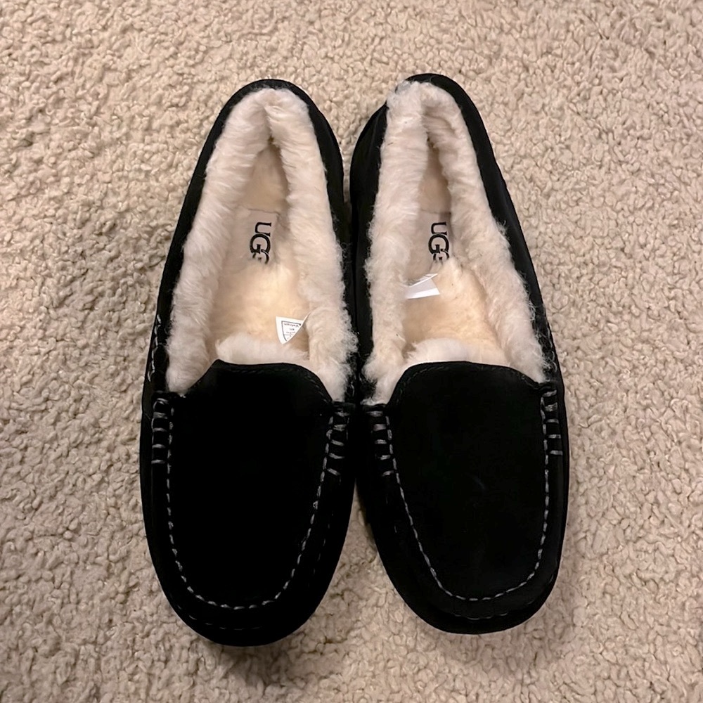 Brand new UGG never worn Ansley suede slippers size 6